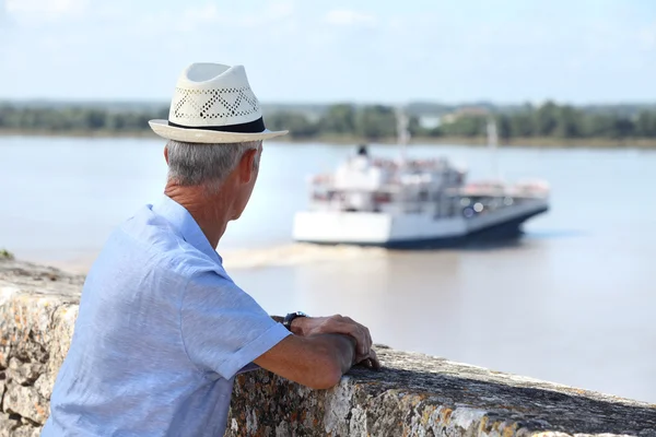 Tourist watching a ferry — Stock Photo, Image