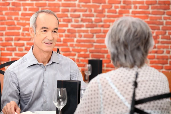 レストランでの食事を有する高齢者のカップル — ストック写真