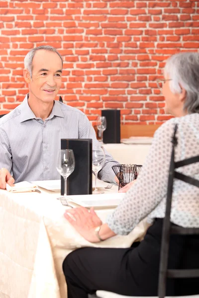 Ouder paar in restaurant — Stockfoto
