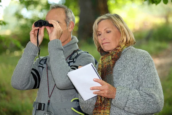 Couple with binoculars — Stock Photo, Image