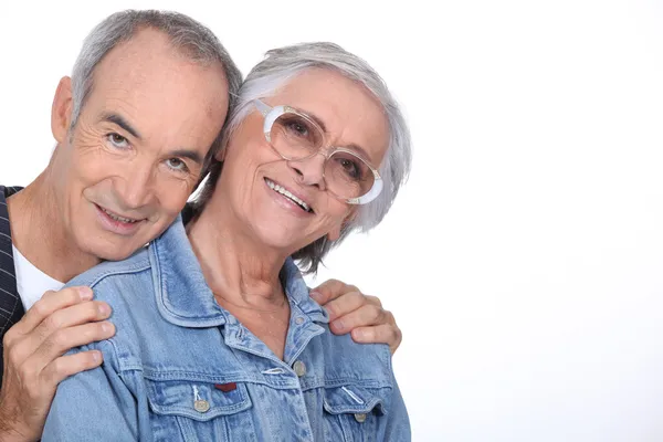 Bejaarde echtpaar knuffelen — Stockfoto