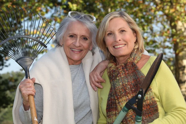 Two senior women gardening — Stock Photo, Image
