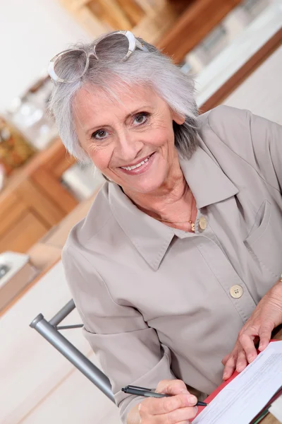 高齢者女性支払手形 — ストック写真