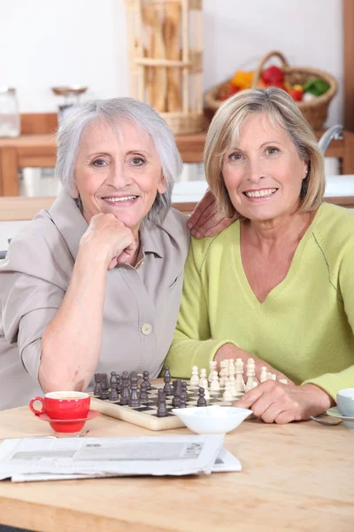 Зрелые женщины играют в шахматы — стоковое фото