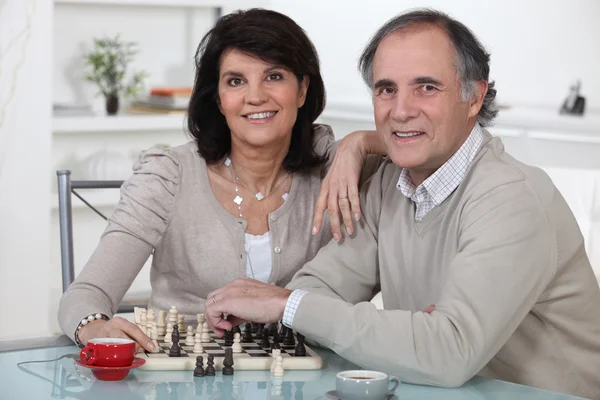 Пара, играющая вместе в шахматы — стоковое фото