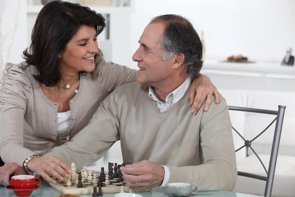 Παντρεμένο ζευγάρι παίζει σκάκι στο σπίτι — Φωτογραφία Αρχείου