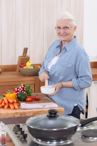 Mutfakta yemek pişiren kadın. — Stok fotoğraf
