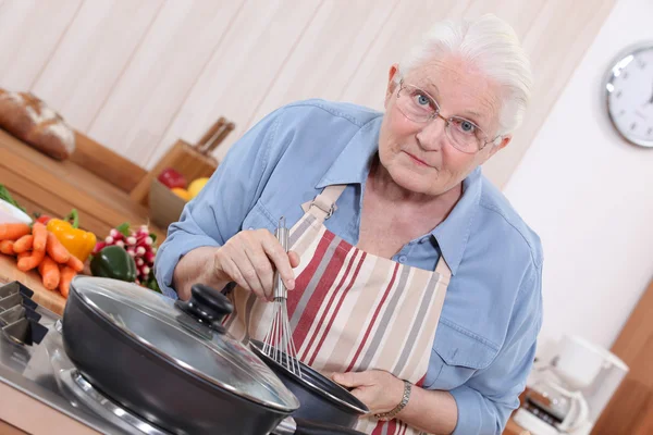 Mulher idosa cozinhar — Fotografia de Stock