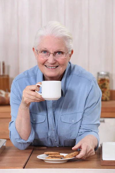 奶奶喝咖啡 — 图库照片