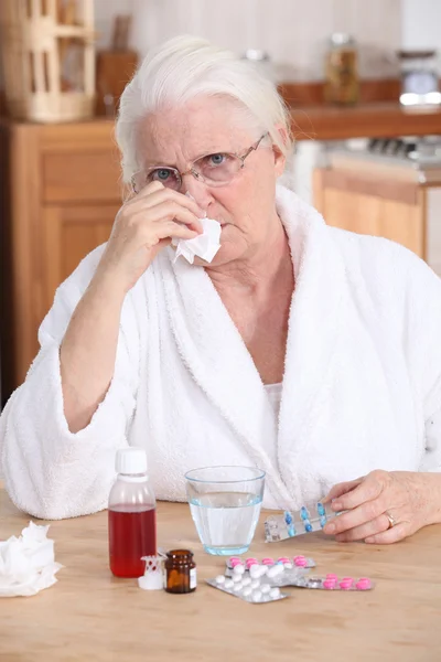 Großmutter erkältet — Stockfoto