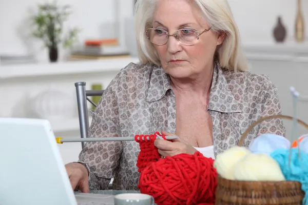 Elderly woman knitting — Stock Photo, Image