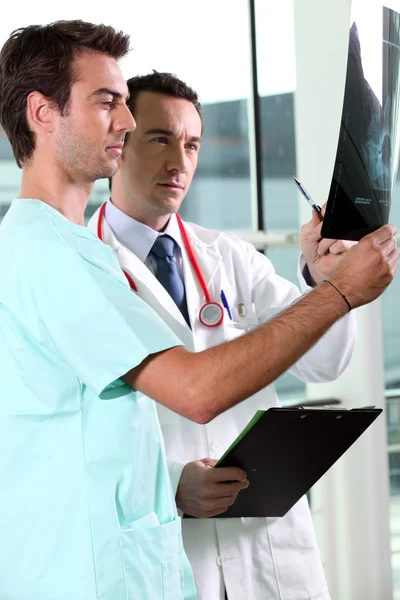 Dva lékaři vyšetřují rentgenový obraz — Stock fotografie