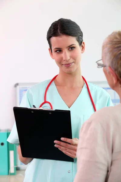 Nurse showing results to patients test — Stock Photo, Image