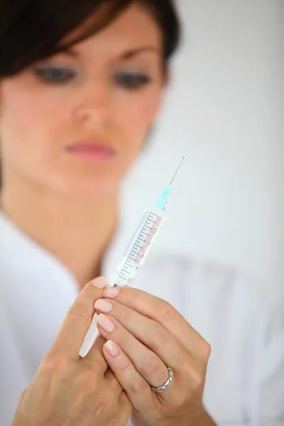 Infirmière préparant la seringue — Photo