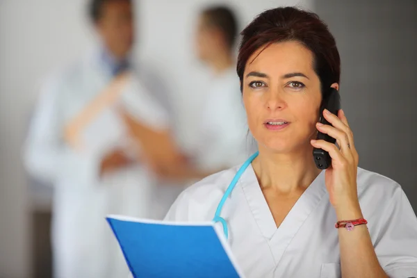 携帯電話で女性の医者 — ストック写真