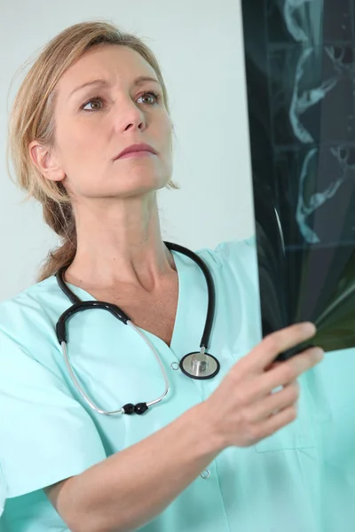 Kvinna anläggning röntgen — Stockfoto