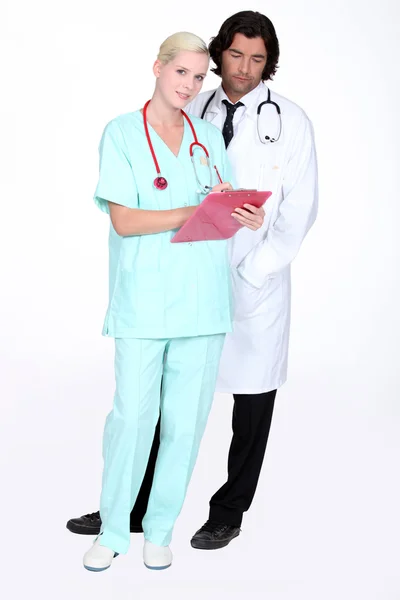 Médico e enfermeiro — Fotografia de Stock