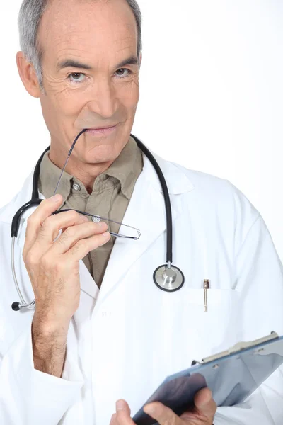 Doctor examining an xray — Stock Photo, Image