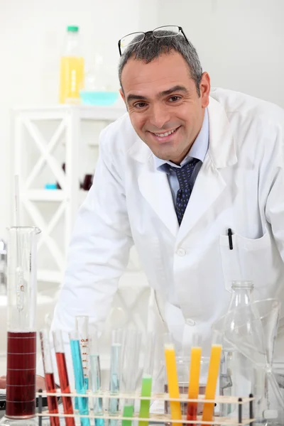 Homem em laboratório químico — Fotografia de Stock