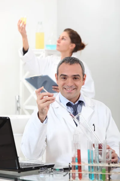 Scientists conducting experiments — Stock Photo, Image