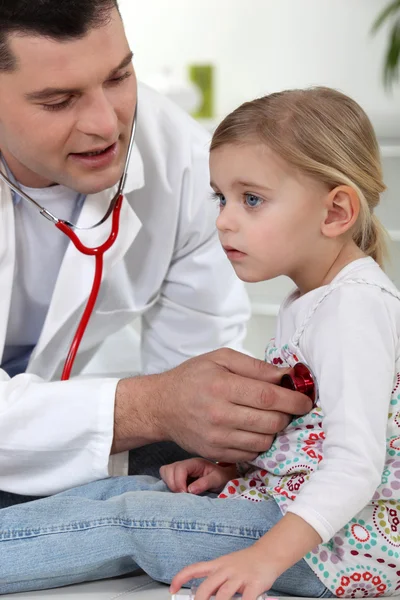 Doktor küçük kıza dinleyecek — Stok fotoğraf