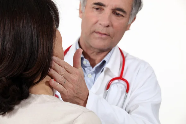 Doctor checking patient is well — Stock Photo, Image