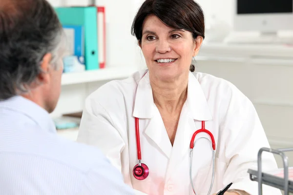 Läkare pratar med en patient — Stockfoto