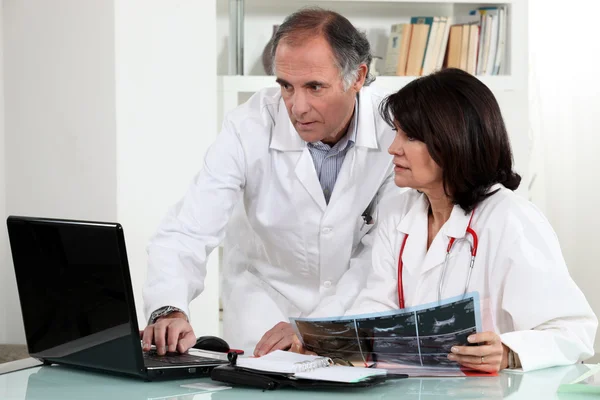 Deux médecins examinant la radiographie — Photo