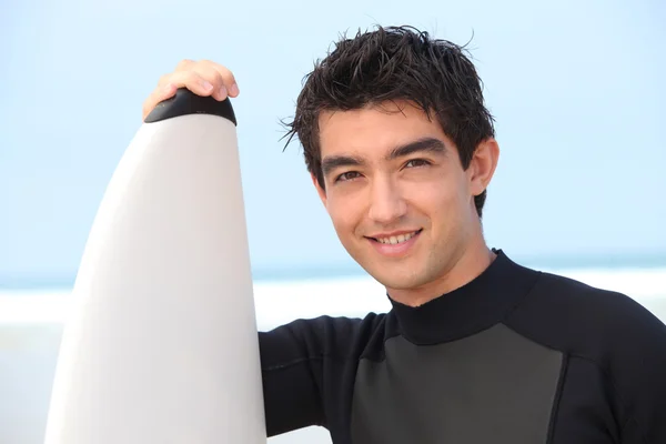 Menino com prancha de surf — Fotografia de Stock