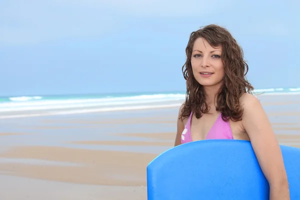 Mujer con tabla de surf — Foto de Stock