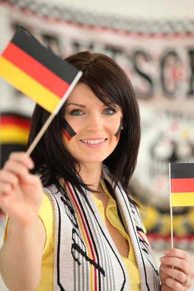 Болельщик Германии с миниатюрными флагами — стоковое фото