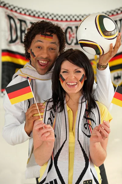 Нестямі від радості чоловік і жінка, підтримуючи Німеччини — стокове фото