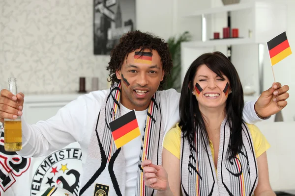 Casal alemão apoiando sua equipe nacional — Fotografia de Stock