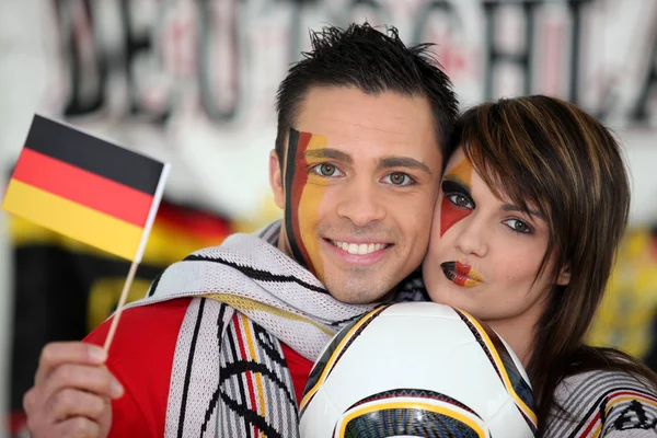 Pareja apoyando equipo de fútbol alemán — Foto de Stock