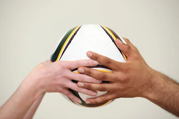 Erkek ve kadın futbol holding — Stok fotoğraf