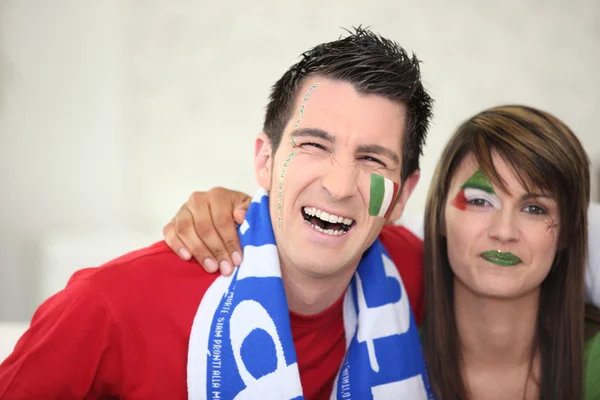 Italiaanse paar gaan om naar te kijken een soccer Spel — Stockfoto