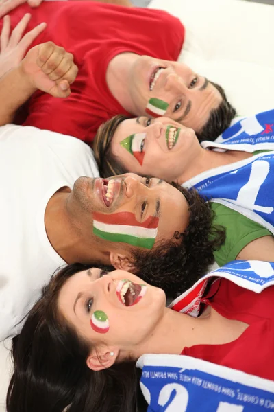 Cuatro aficionados al fútbol italianos — Foto de Stock