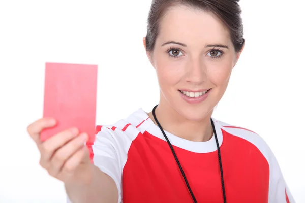 Женщина-футбольный судья держит красную карточку — стоковое фото