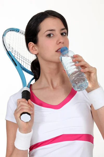 Uma tenniswoman tomando um gole de água . — Fotografia de Stock