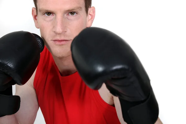 Młody człowiek w rękawiczkach bokserskich — Zdjęcie stockowe