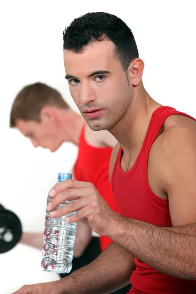 Hombre atlético con botella de agua — Foto de Stock