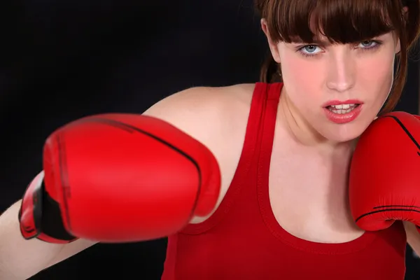 一个坚定的女拳击手 — 图库照片