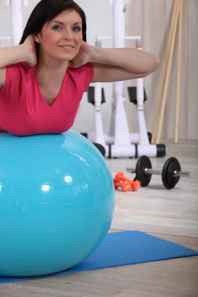 Femme travaillant avec l'aide d'un ballon d'exercice — Photo