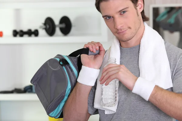 Hombre con una bolsa de deporte —  Fotos de Stock