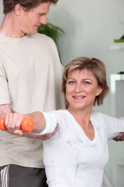 Frauen im Fitnessstudio mit Trainer — Stockfoto