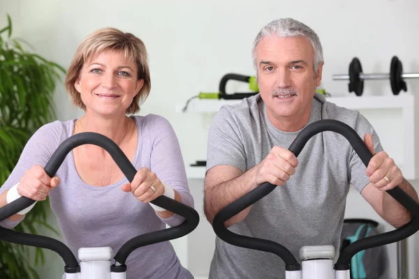 Senior par i gymmet — Stockfoto