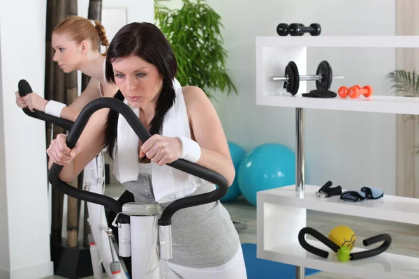 Frauen im Fitnessstudio — Stockfoto