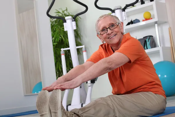 Elderly woman in the gym — Stock Photo, Image