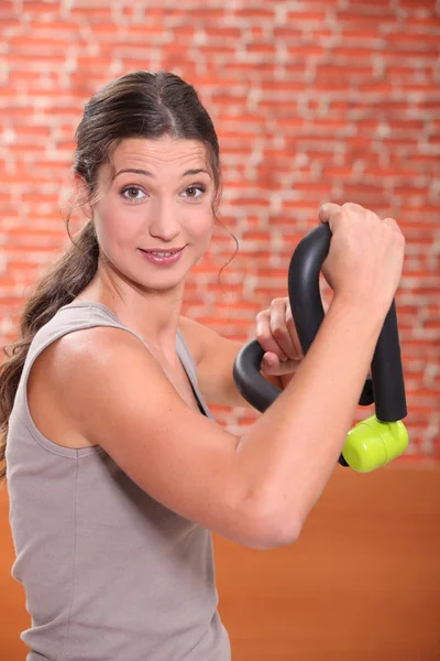 Kvinna gör styrketräning — Stockfoto