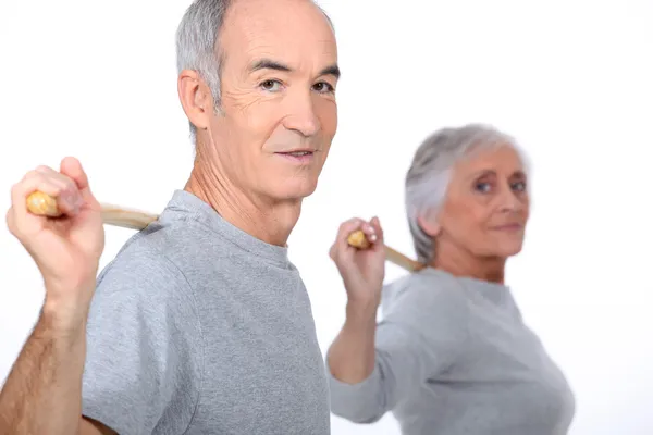 Äldre par gör gymnastik — Stockfoto
